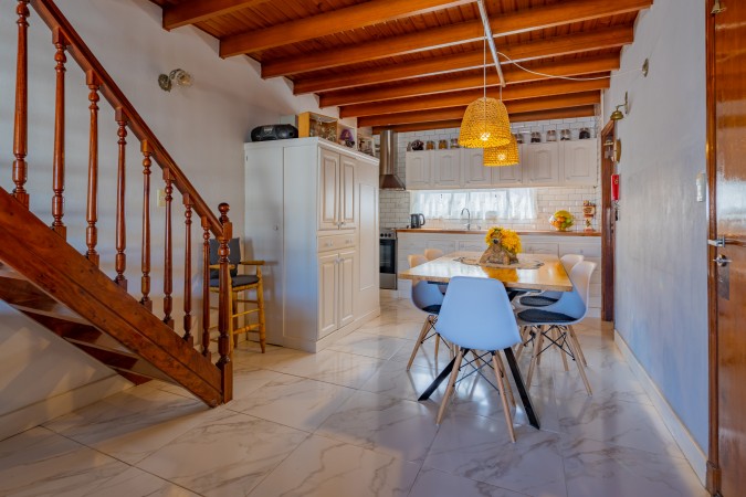 Venta  casa con 4 dormitorios garage y 2 locales