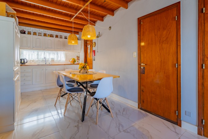 Venta  casa con 4 dormitorios garage y 2 locales