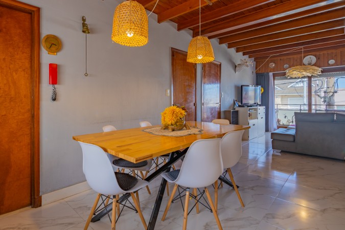 Venta  casa con 4 dormitorios garage y 2 locales