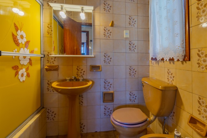 Venta  casa con 4 dormitorios garage y 2 locales