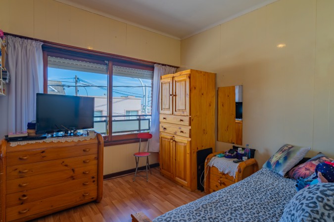 Venta  casa con 4 dormitorios garage y 2 locales