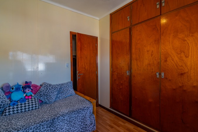 Venta  casa con 4 dormitorios garage y 2 locales