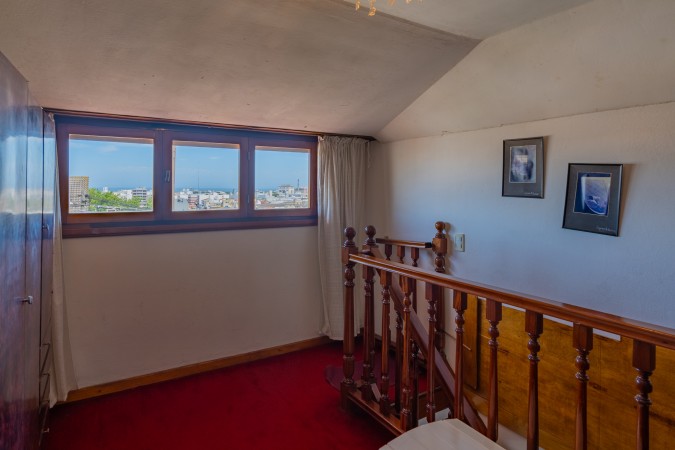 Venta  casa con 4 dormitorios garage y 2 locales
