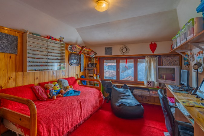 Venta  casa con 4 dormitorios garage y 2 locales