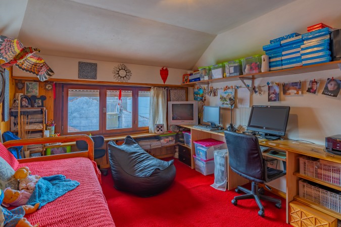 Venta  casa con 4 dormitorios garage y 2 locales