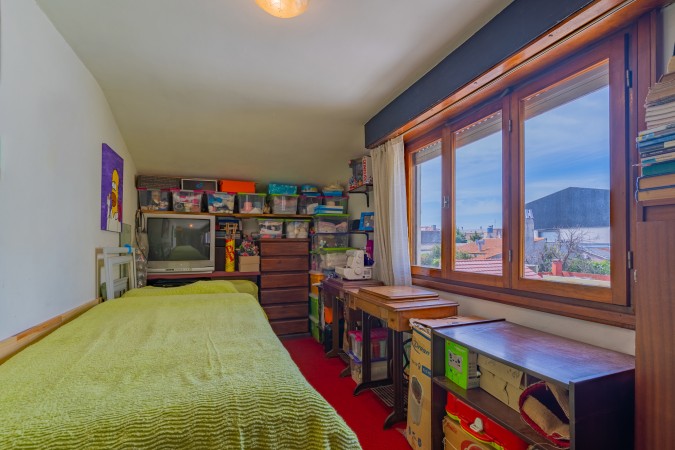 Venta  casa con 4 dormitorios garage y 2 locales