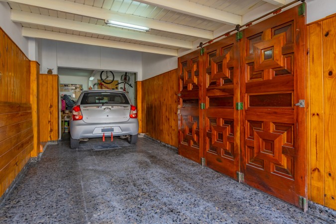 Venta  casa con 4 dormitorios garage y 2 locales