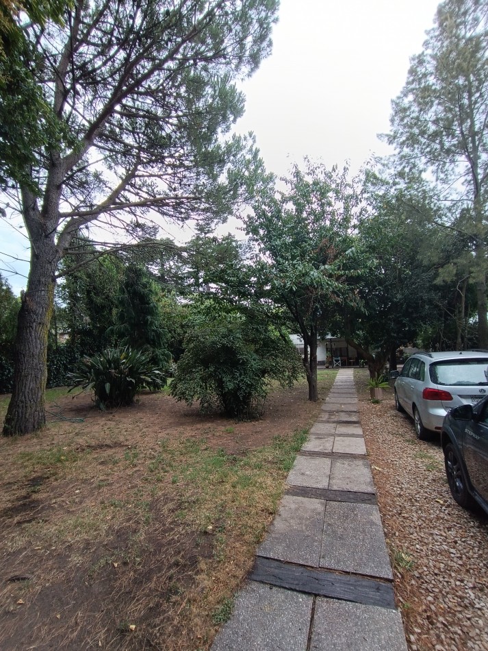 Chalet 3 ambientes semi reciclado con Gran Jardin Barrio Colina Alegre