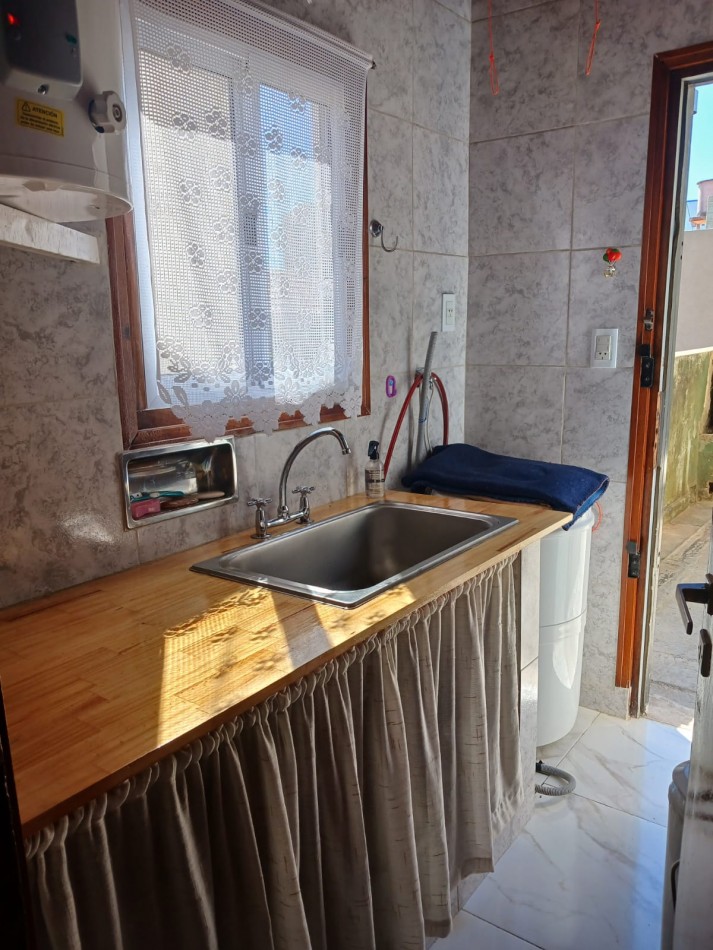 Venta  casa con 4 dormitorios garage y 2 locales