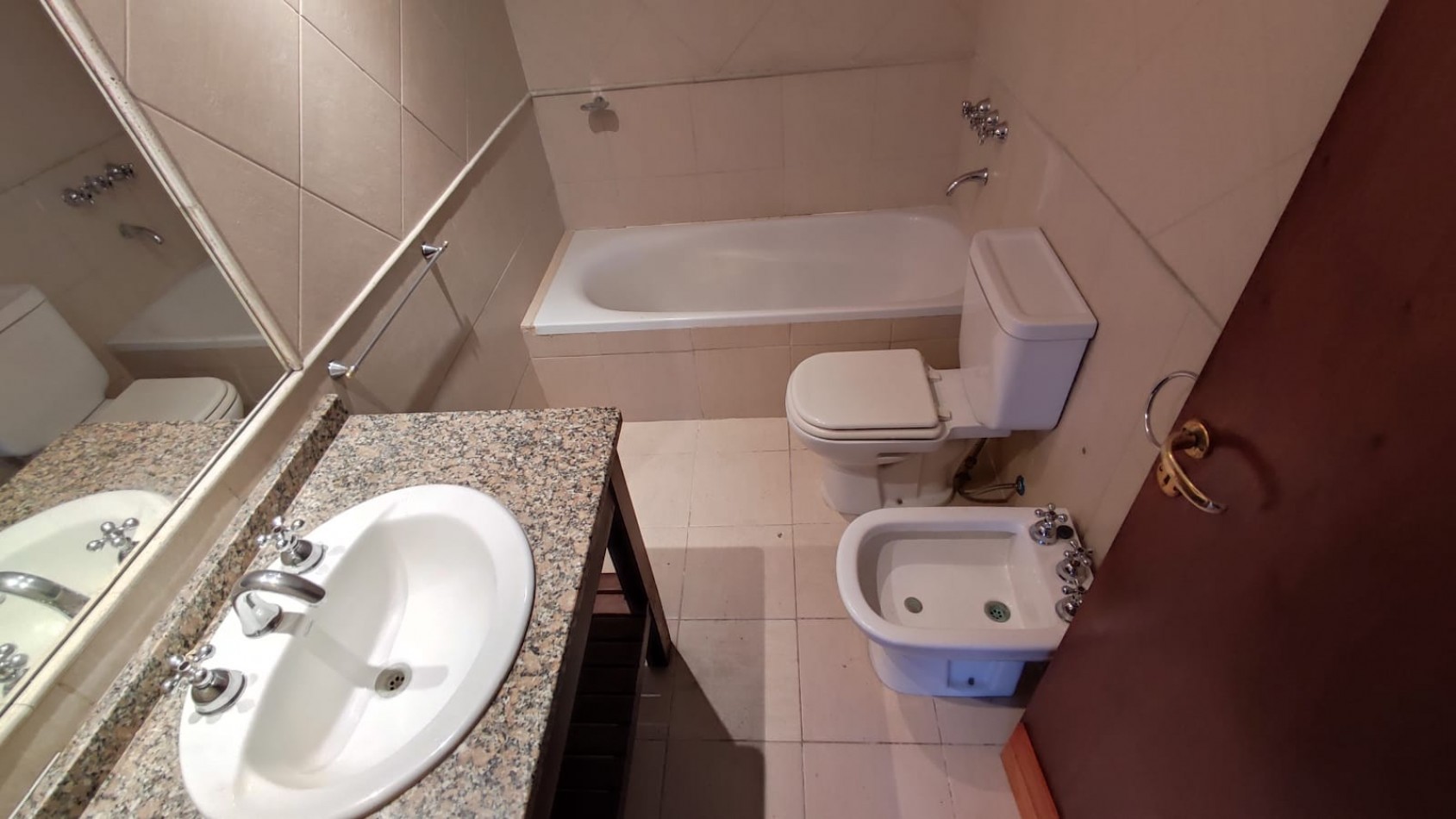 Piso 4 ambientes zona  centro Shopping los gallegos