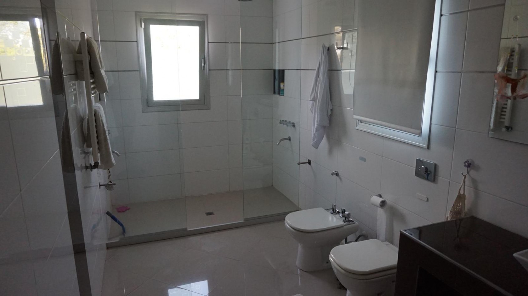 Casa estilo minimalista moderno, en sector Los Pinos del barrio Privado Rumenco.