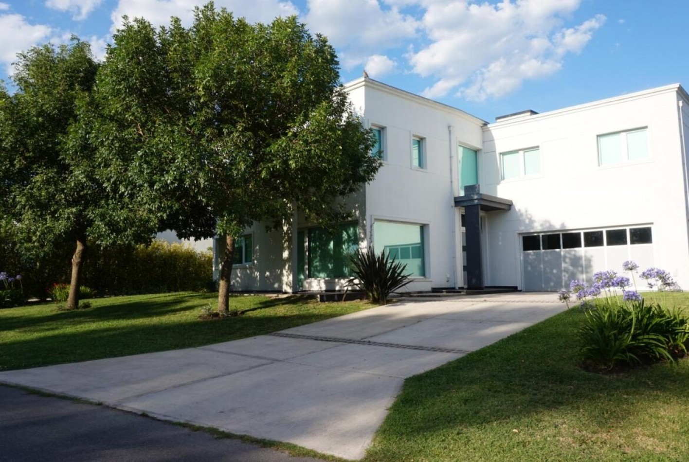 Casa estilo minimalista moderno, en sector Los Pinos del barrio Privado Rumenco.