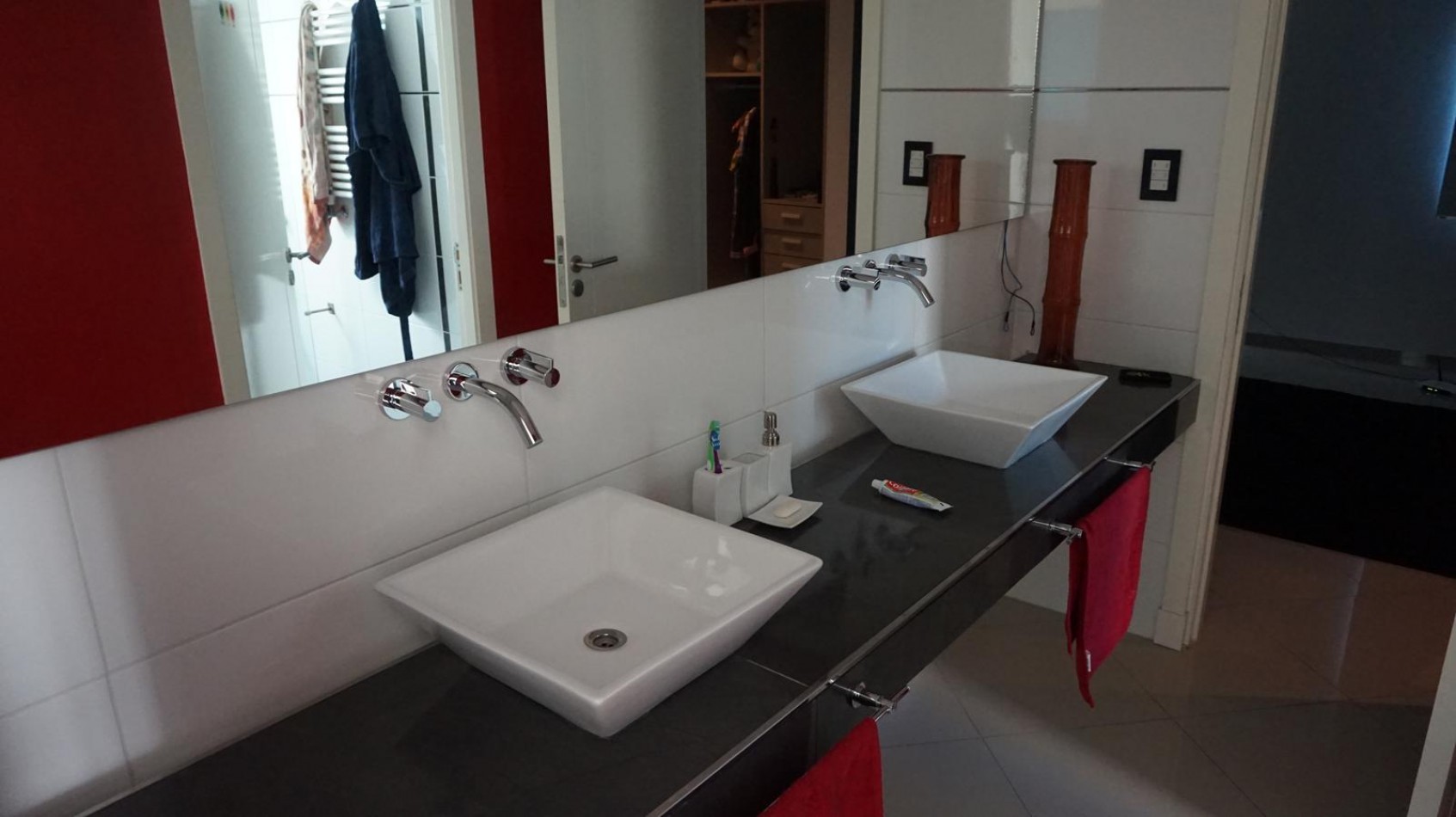 Casa estilo minimalista moderno, en sector Los Pinos del barrio Privado Rumenco.