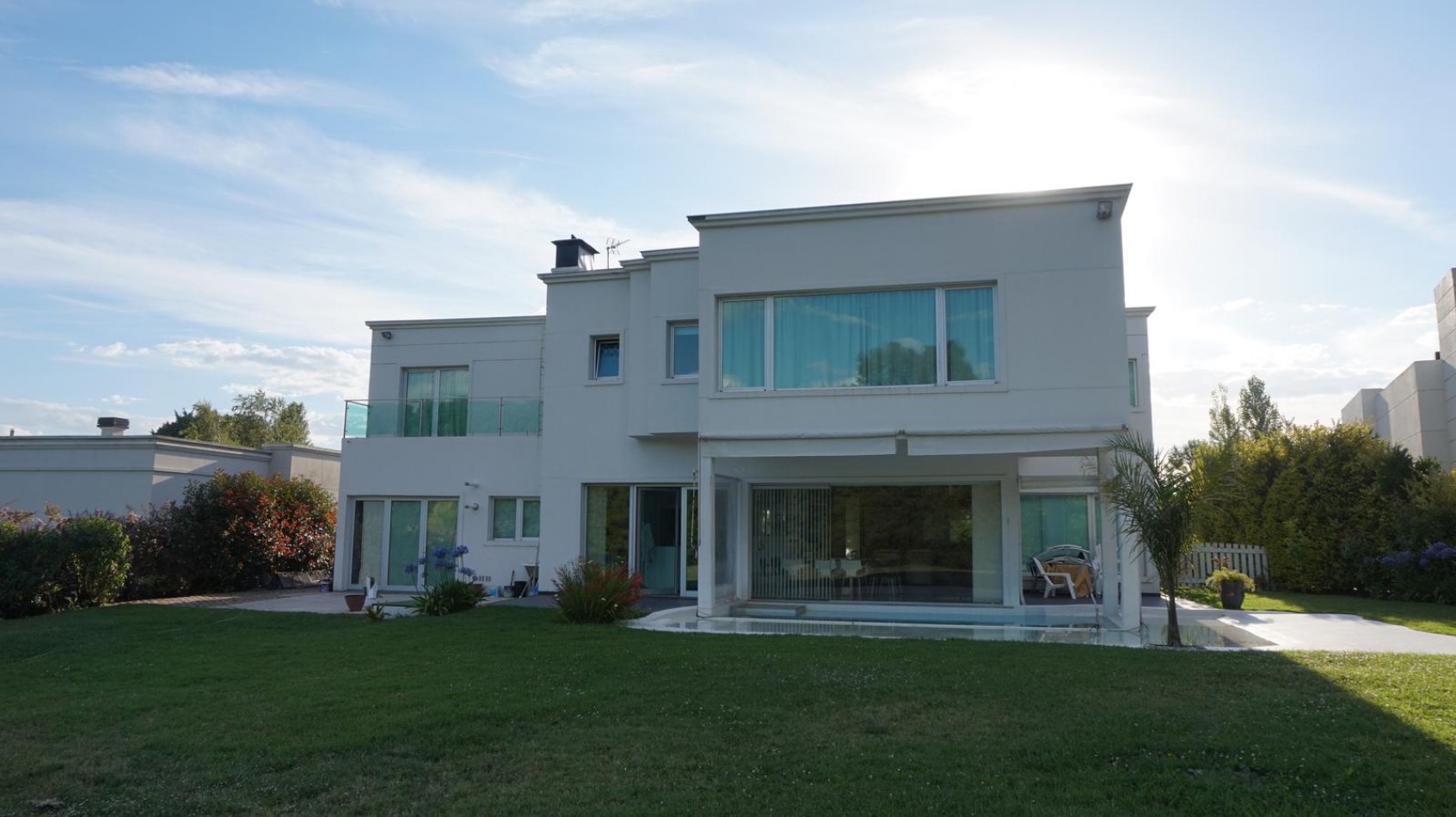 Casa estilo minimalista moderno, en sector Los Pinos del barrio Privado Rumenco.