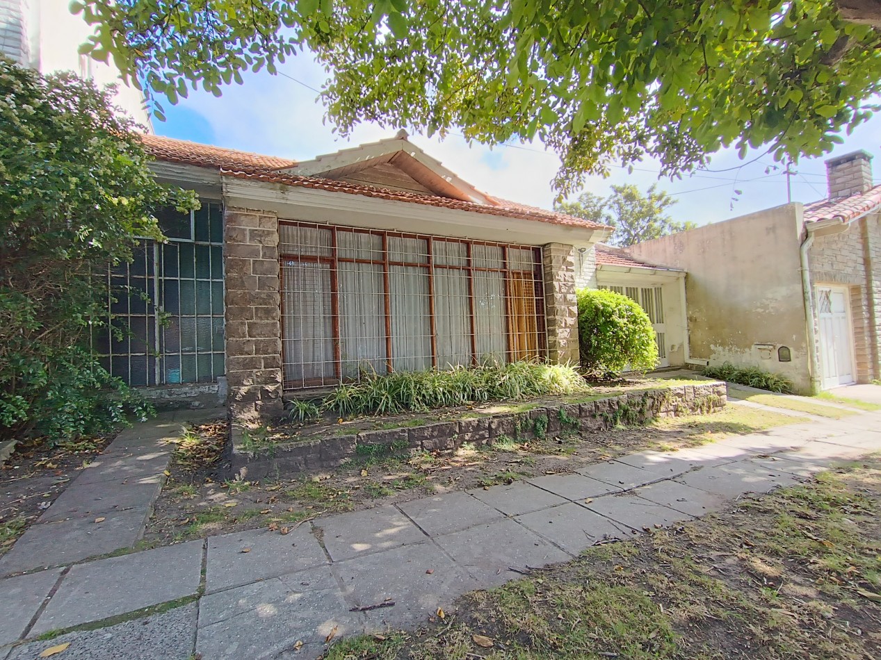 Venta casa 3 ambientes con dependencia y patio a tres cuadras del Mar Punta Mogotes