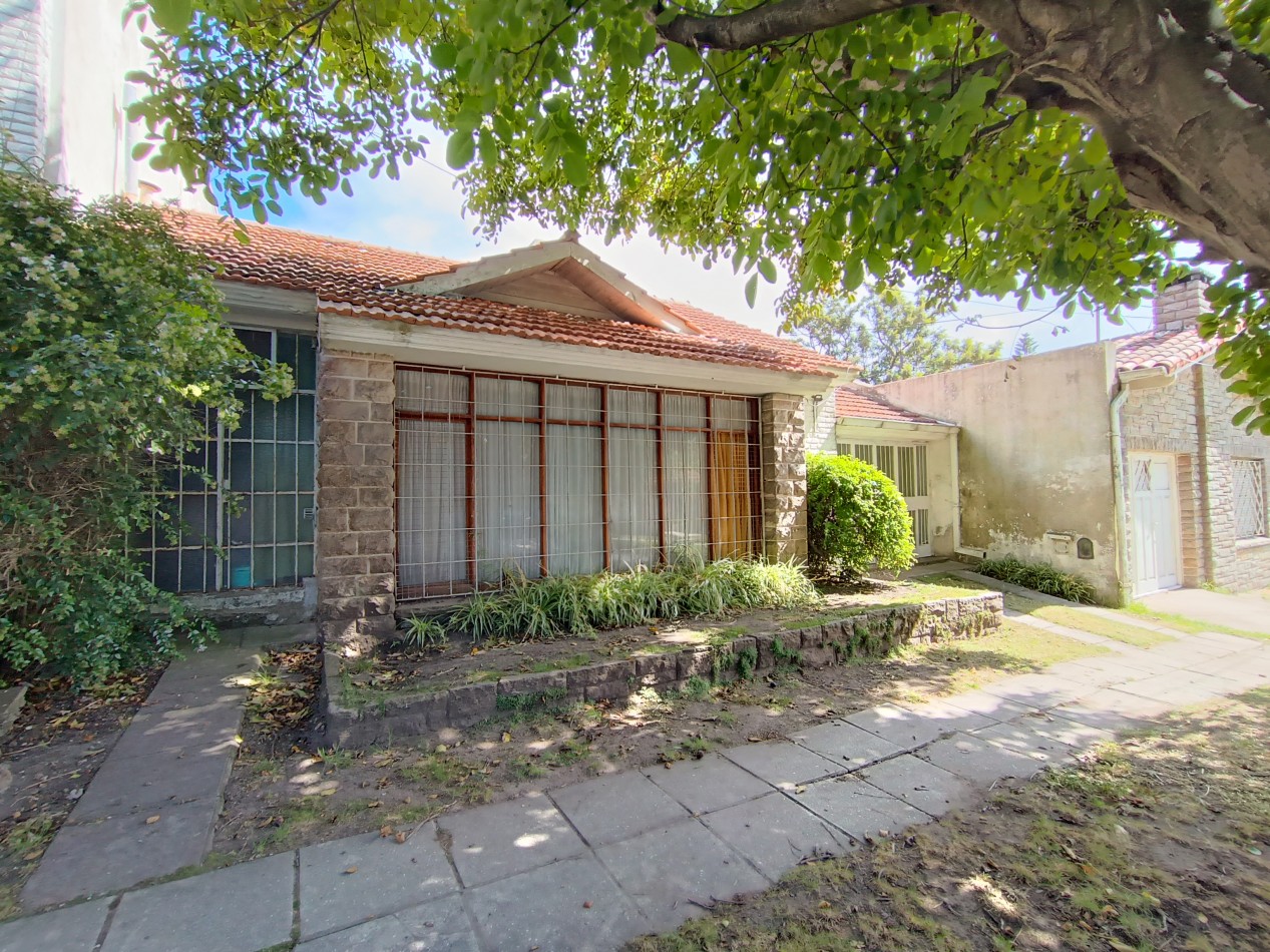 Venta casa 3 ambientes con dependencia y patio a tres cuadras del Mar Punta Mogotes