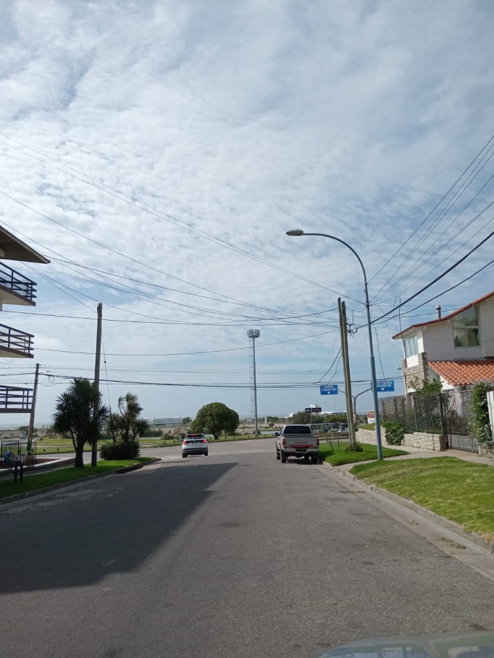 EDIFICIO PUNTA MOGOTES/ MEDIA CUADRA DE LA COSTA
