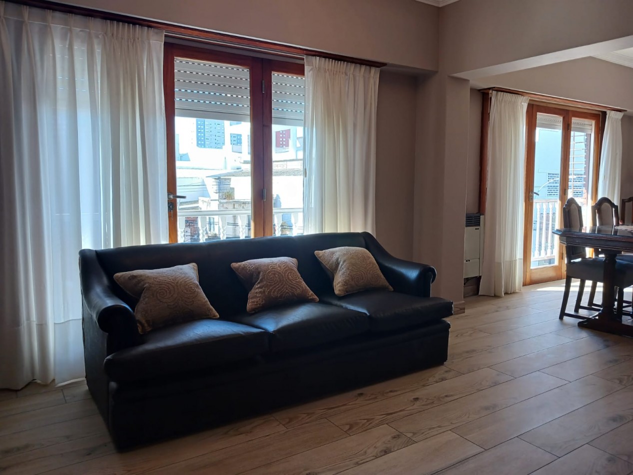 Venta departamento 4 ambientes a la calle con balcon
