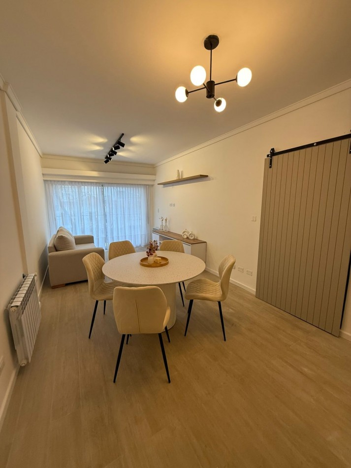Venta departamento semipiso 3 ambientes reciclado a la calle con balcon Plaza Mitre