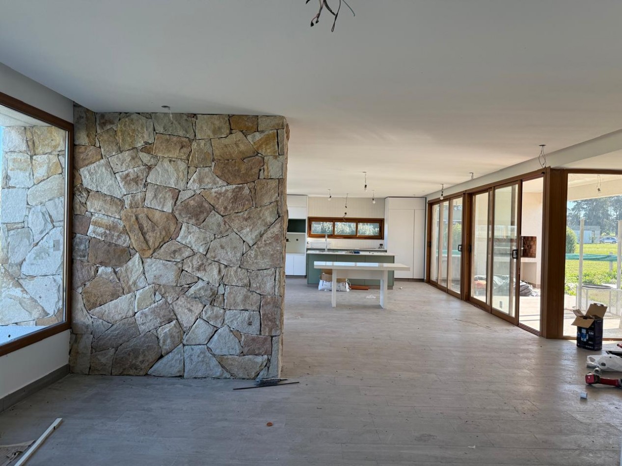 VENTA - CASA 4 AMBIENTES A ESTRENAR : BARRIO PRIVADO ARENAS CHICO .