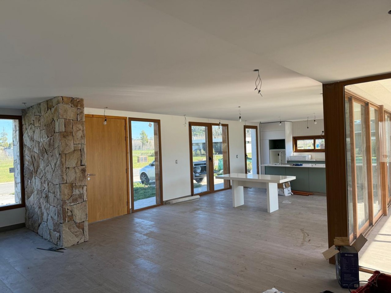VENTA - CASA 4 AMBIENTES A ESTRENAR : BARRIO PRIVADO ARENAS CHICO .