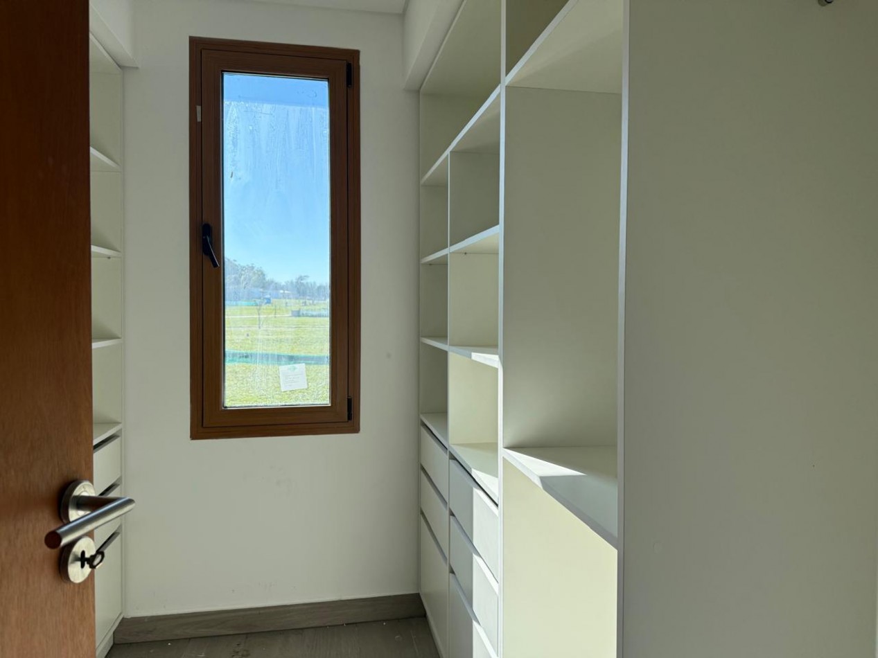 VENTA - CASA 4 AMBIENTES A ESTRENAR : BARRIO PRIVADO ARENAS CHICO .