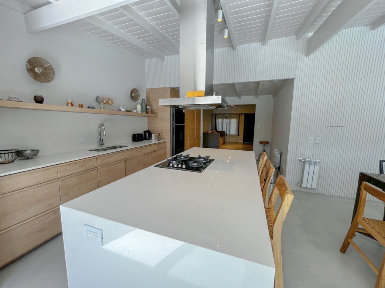 Venta casa 4 ambientes, con piscina y parque, los pinares
