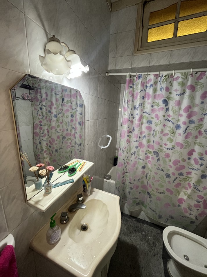 VENTA DOS PH 2 Y 3 AMBIENTES A RECICLAR EN POMPEYA. VENTA EN BLOCK 