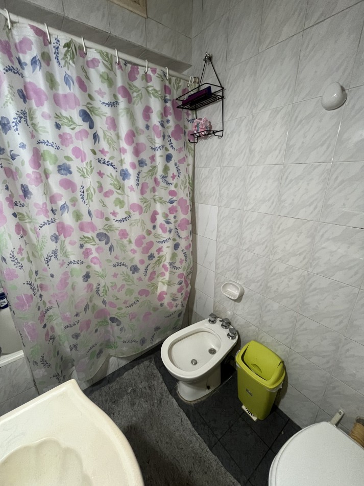 VENTA DOS PH 2 Y 3 AMBIENTES A RECICLAR EN POMPEYA. VENTA EN BLOCK 