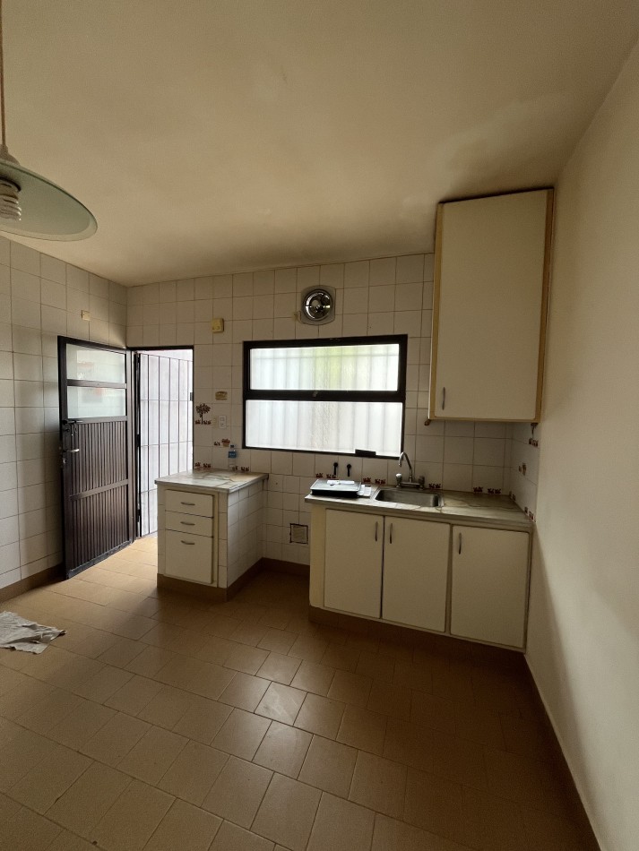 VENTA DOS PH 2 Y 3 AMBIENTES A RECICLAR EN POMPEYA. VENTA EN BLOCK 