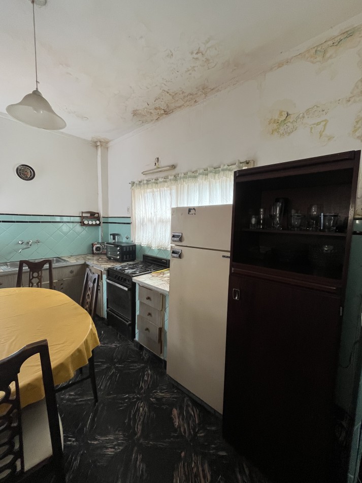 VENTA DOS PH 2 Y 3 AMBIENTES A RECICLAR EN POMPEYA. VENTA EN BLOCK 