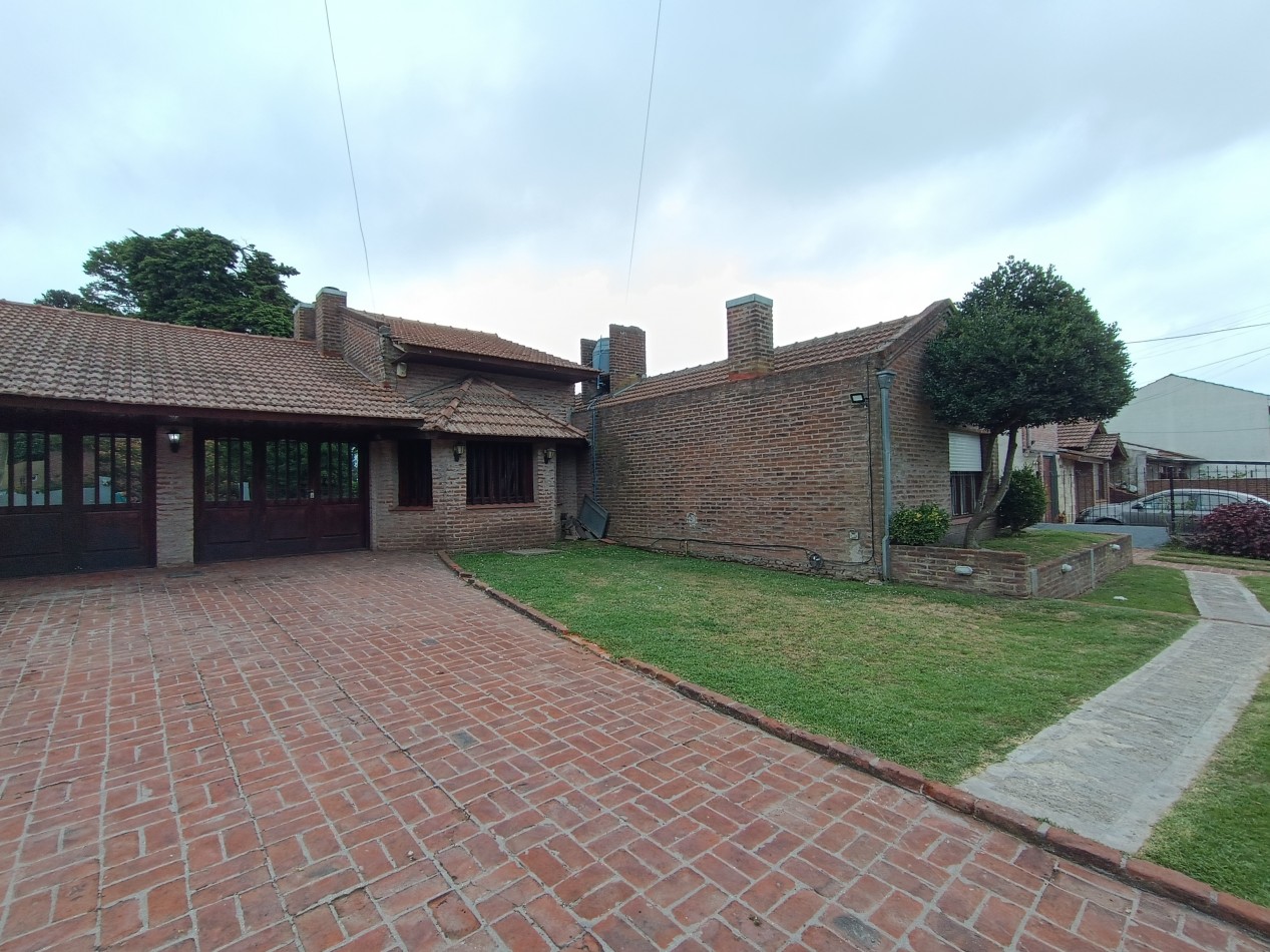 Casa 3 ambientes sobre dos lotes + departamento, cochera, quincho parque en Colinas de Peralta Ramos