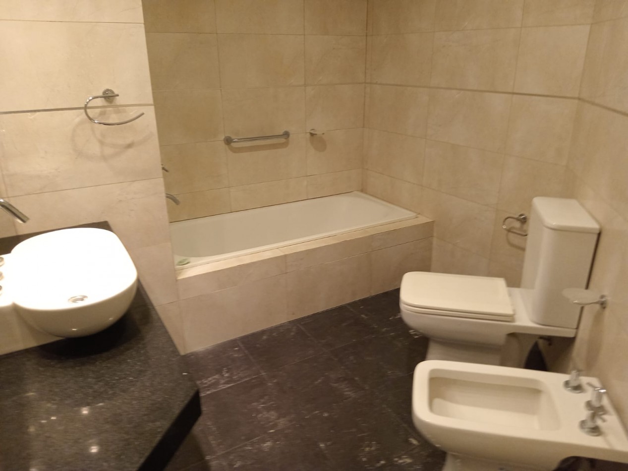 SEMIPISO 4 AMBIENTES CON BALCON SALIENTE Y COCHERA
