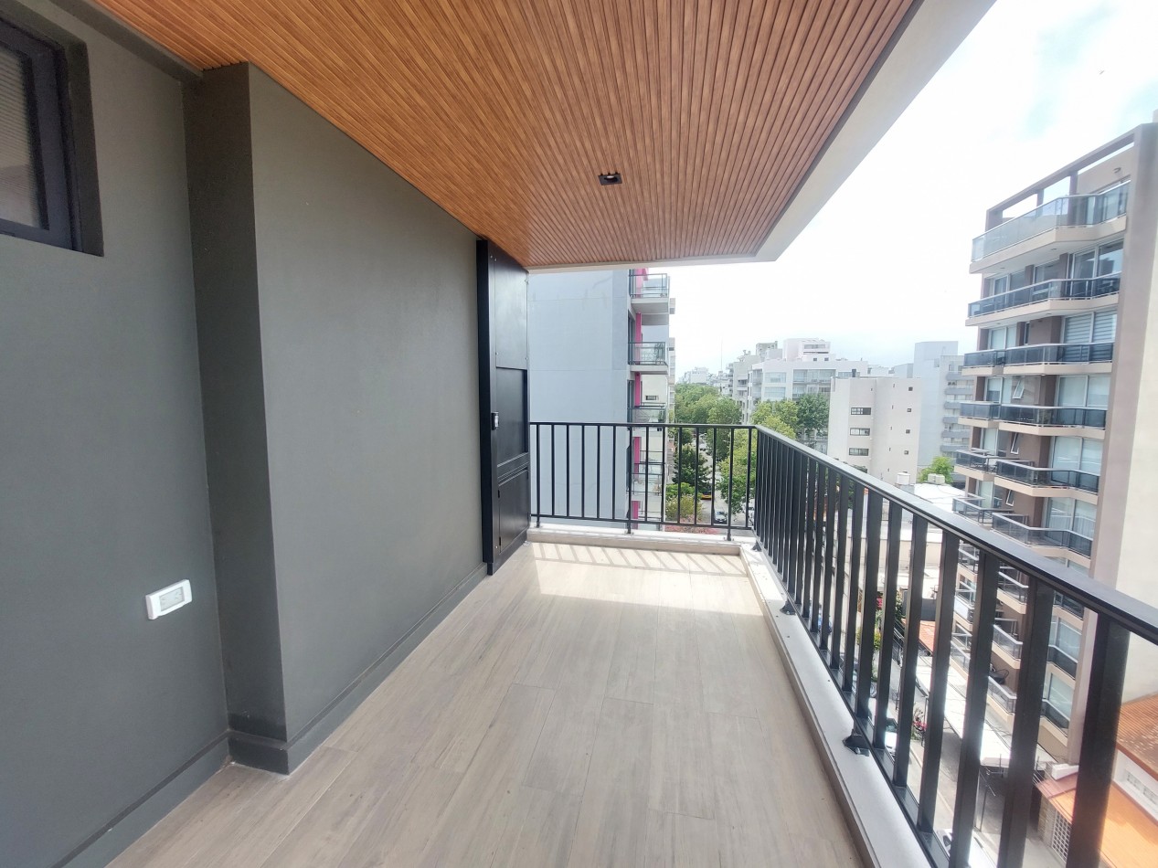 Tres ambientes con gran balcon, parrilla y cochera doble.