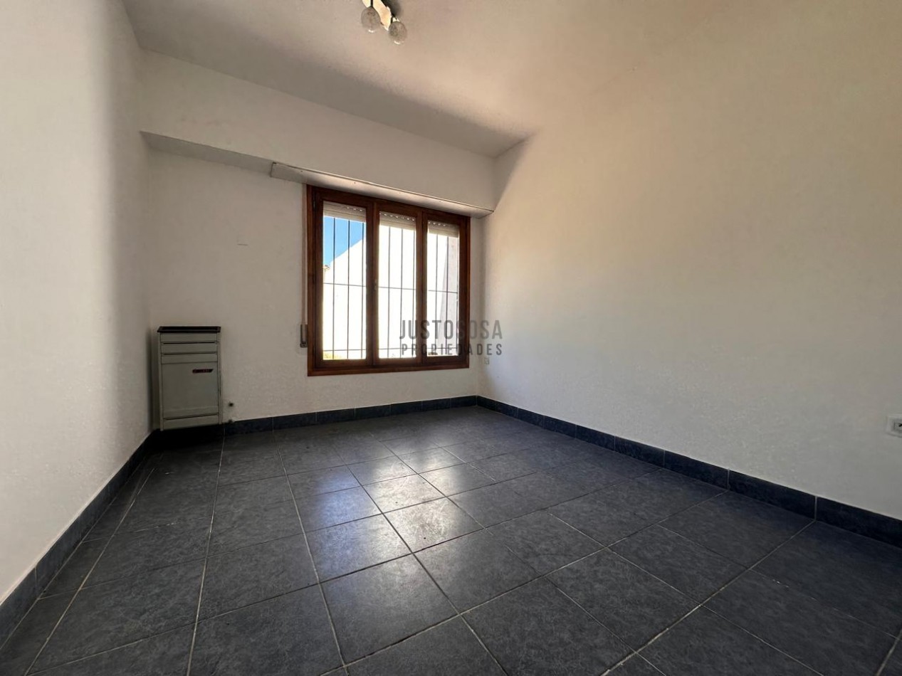 VENTA CASA 4 AMBIENTES CON PARQUE EN LOS PINARES