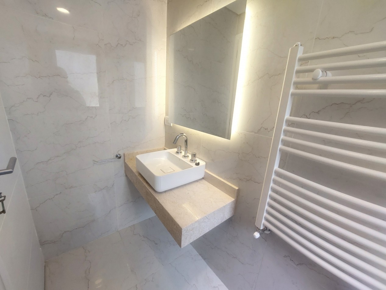 Dos ambientes con balcon al frente, toilette y Dormitorio en suite.