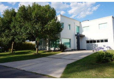 Casa estilo minimalista moderno, en sector Los Pinos del barrio Privado Rumenco.